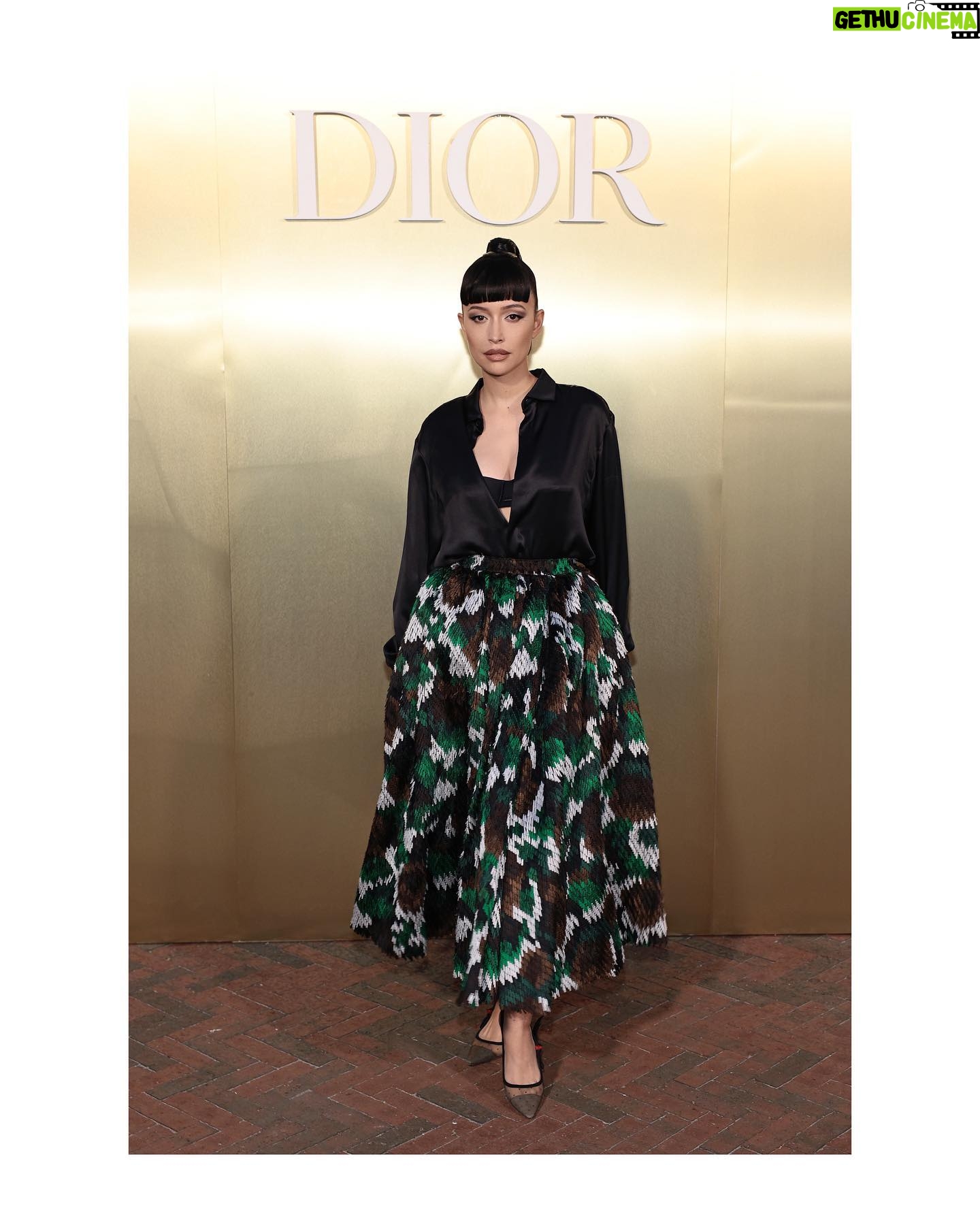 Christian Serratos Instagram - 🍸 Nyc 🍸 @DiorBeauty @Dior #JadoreDior #FlowersAreGold