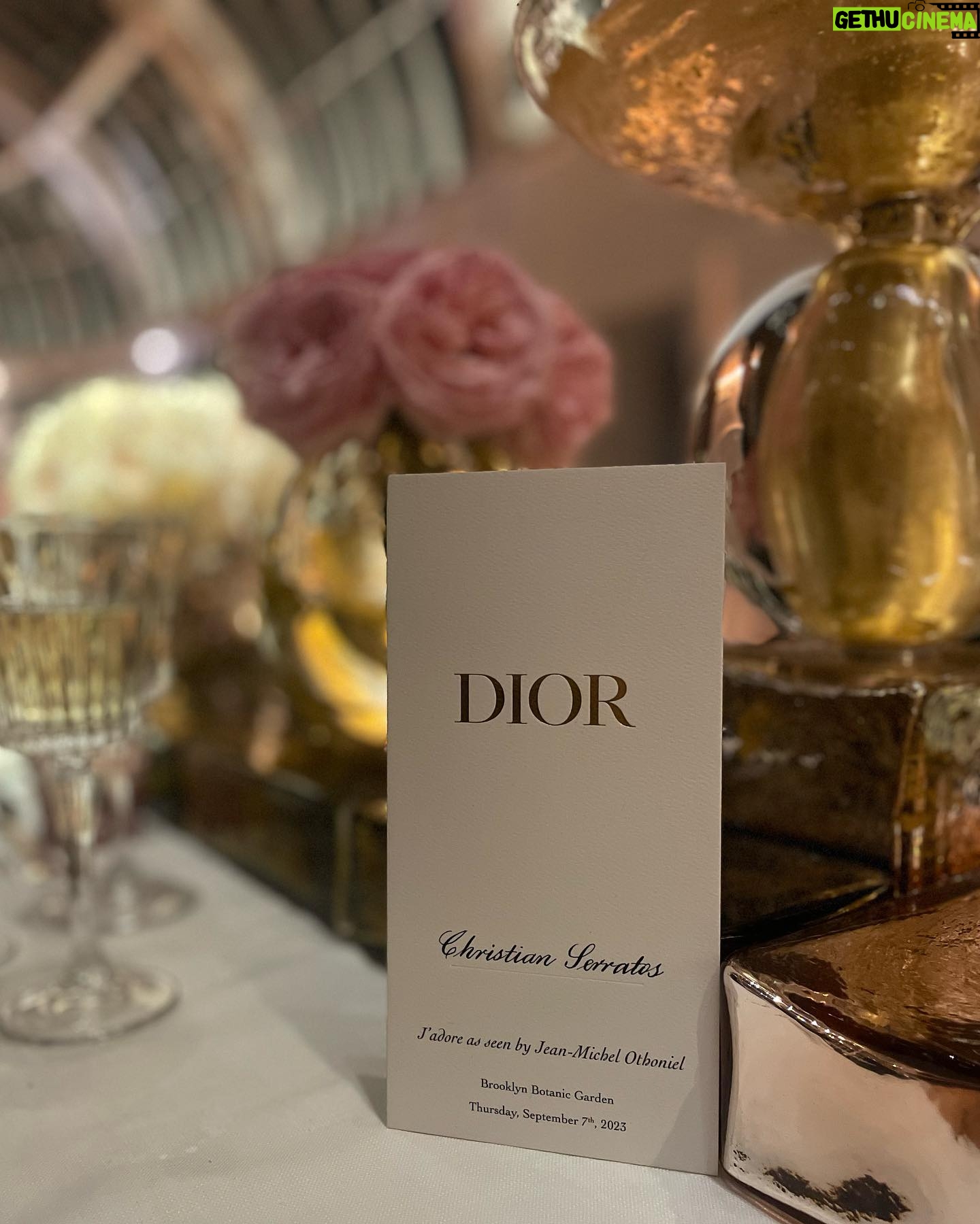 Christian Serratos Instagram - 🍸 Nyc 🍸 @DiorBeauty @Dior #JadoreDior #FlowersAreGold