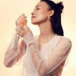 Christian Serratos Instagram – A fragrance can inspire, empower and entice.
l’Or de J’adore completes me.
@DiorBeauty @Dior #JadoreDior #FlowersAreGold