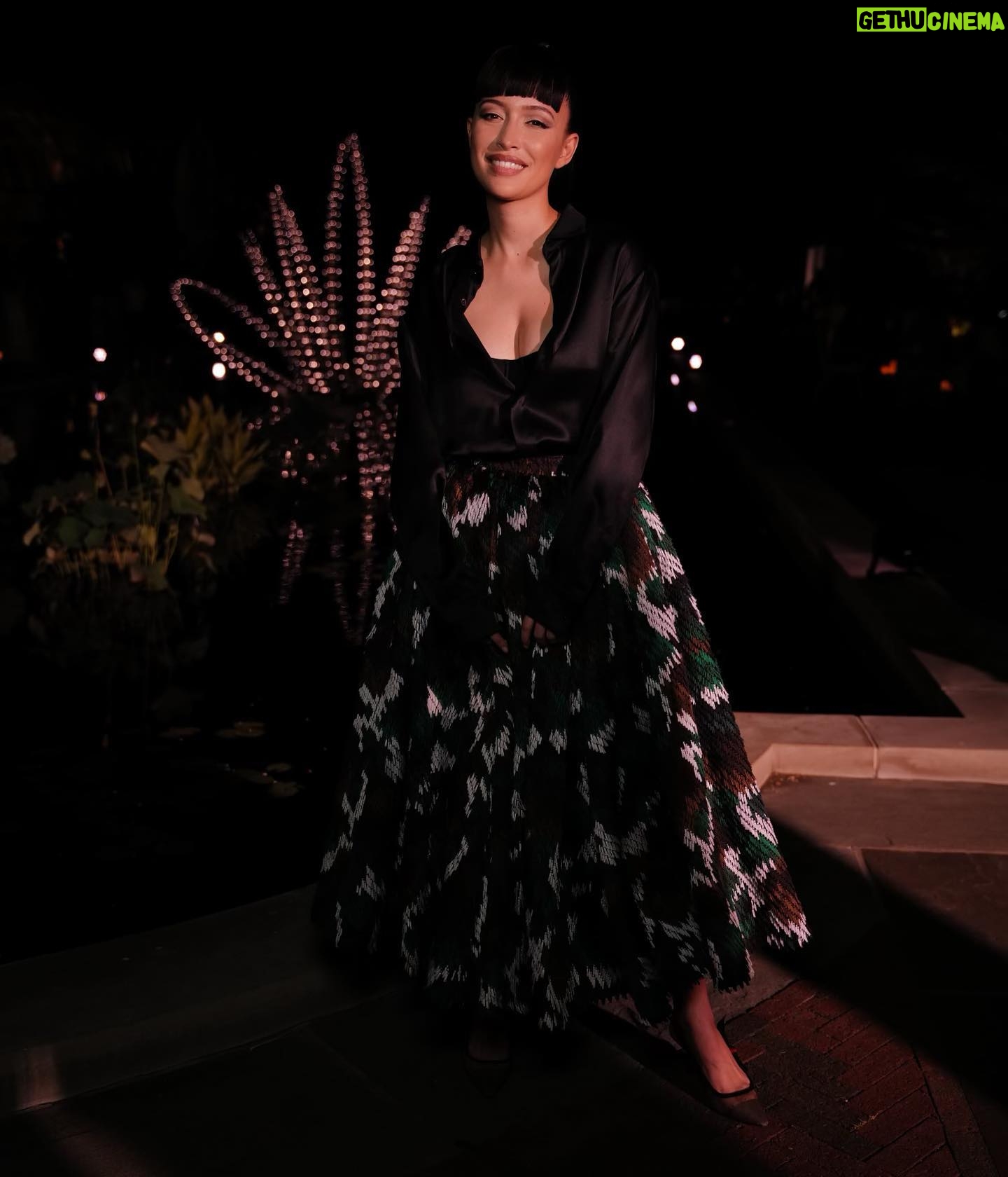 Christian Serratos Instagram - 🍸 Nyc 🍸 @DiorBeauty @Dior #JadoreDior #FlowersAreGold