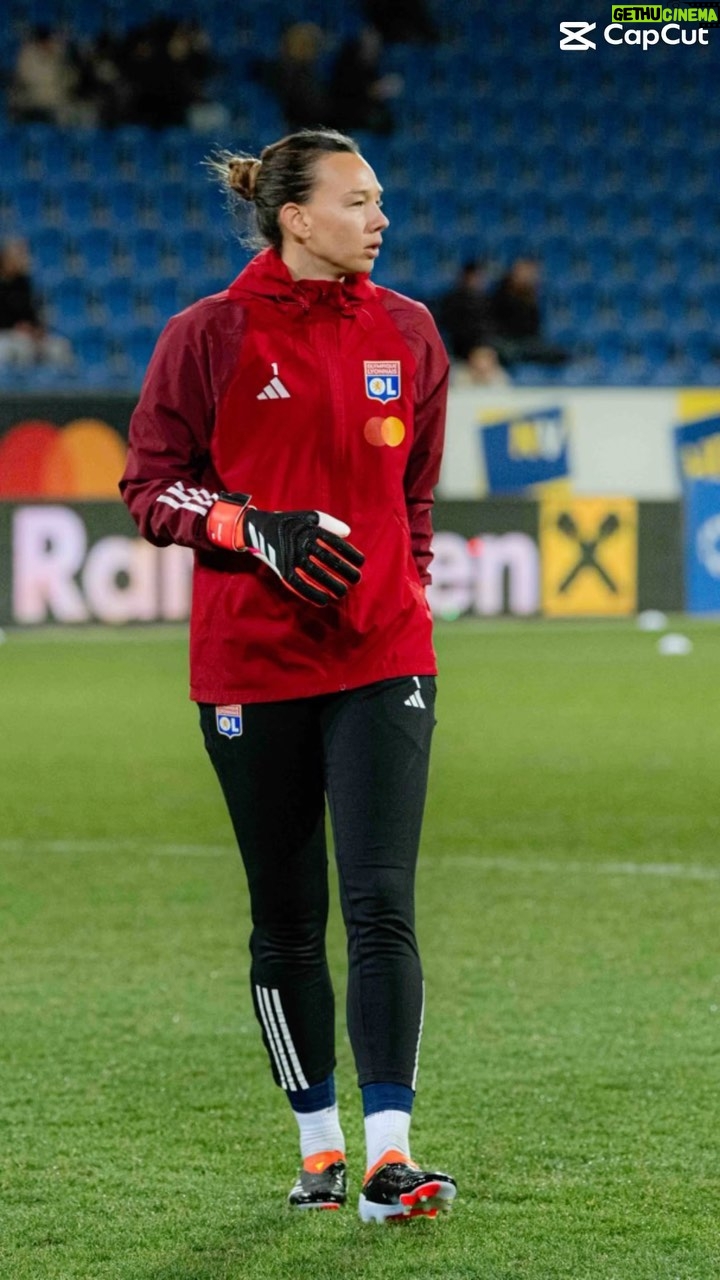 Christiane Endler Instagram - Un enero con mucha acci贸n! Seguimos peleando por cumplir nuestros objetivos 馃挭馃徑 #allezol #adidasfootball #predator #d1arkema #coupdefrance #wchl