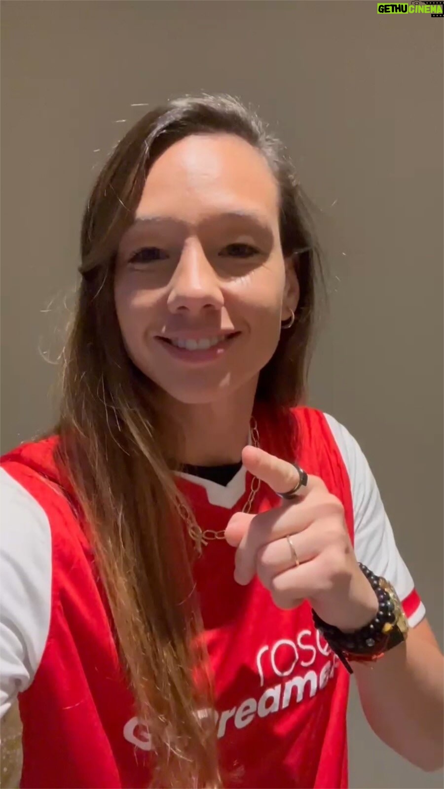 Christiane Endler Instagram - Tenemos un mensaje de Tiane Endler para todos de cara a los Pana y Parapanamericanos Santiago 2023. Porque en esta gran cancha chilena estamos todos unidos
💪🏻 Escúchalo y ayúdanos a difundirlo. Tiane y nosotros decimos ¡GO DREAMERS!