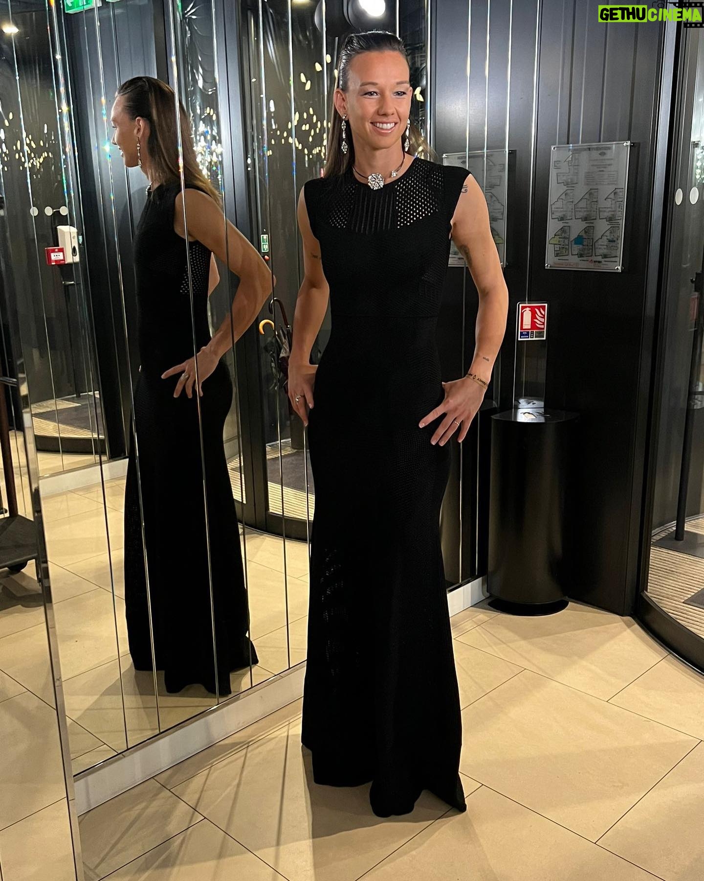 Christiane Endler - 74.4K Likes - Buenas noches ✨Felíz de haber participado de esta fiesta @francefootball
Quiero agradecer especialmente a @pizarroctavio gran diseñador Chileno, por vestirme hoy, me sentí como una reina! También a @philippeferrandis por los accesorios!
Y obvio al de siempre @edgarmerino19 por acompañarme! Volveremos el próximo año 😉