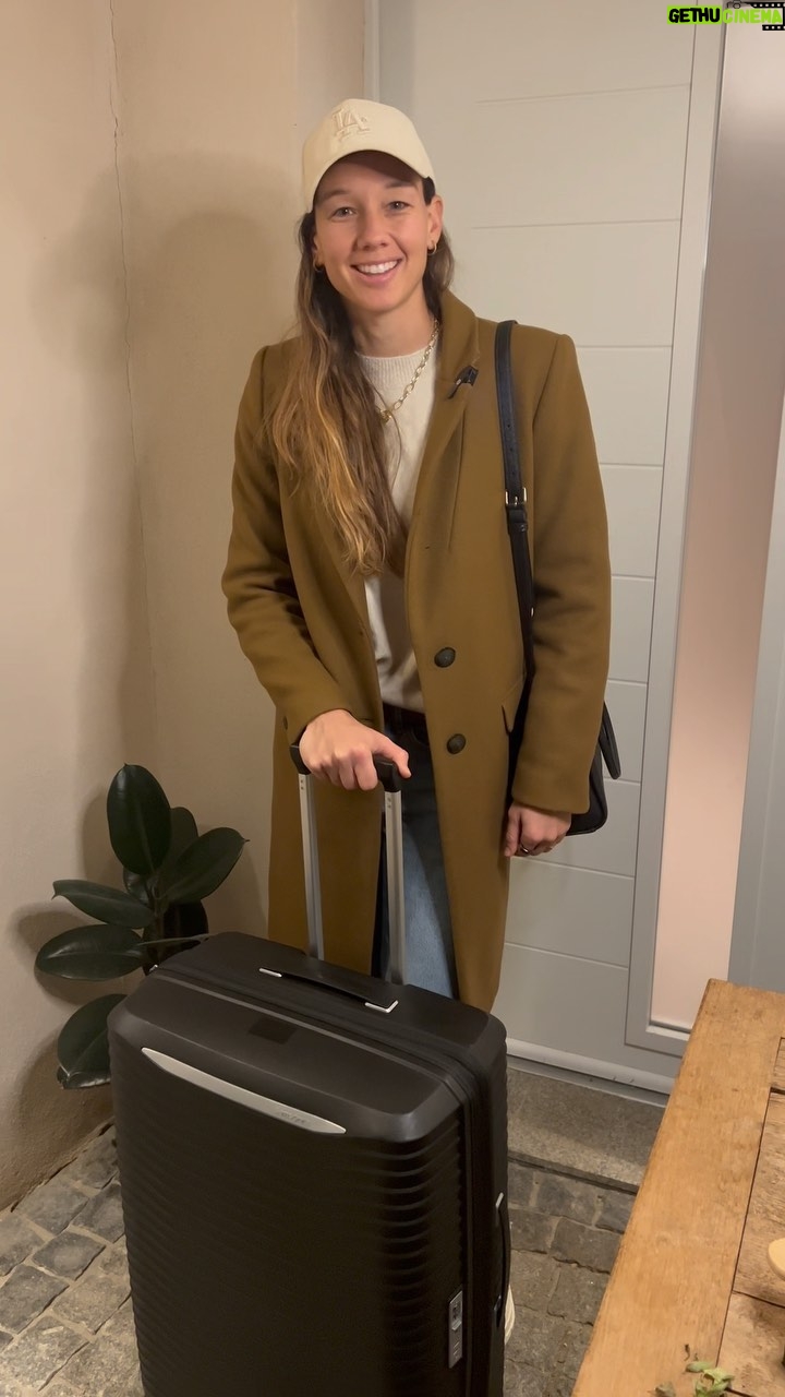 Christiane Endler Instagram - Con Upscape de Samsonite siempre voy preparada para cada competencia con estilo y comodidad. ✈️💯 Además, llevo todo lo que necesito gracias a su función expandible. 🔝 @samsonitelatinoamerica #Upscape