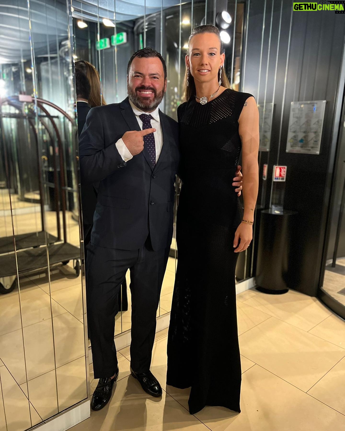 Christiane Endler - 74.4K Likes - Buenas noches ✨Felíz de haber participado de esta fiesta @francefootball
Quiero agradecer especialmente a @pizarroctavio gran diseñador Chileno, por vestirme hoy, me sentí como una reina! También a @philippeferrandis por los accesorios!
Y obvio al de siempre @edgarmerino19 por acompañarme! Volveremos el próximo año 😉