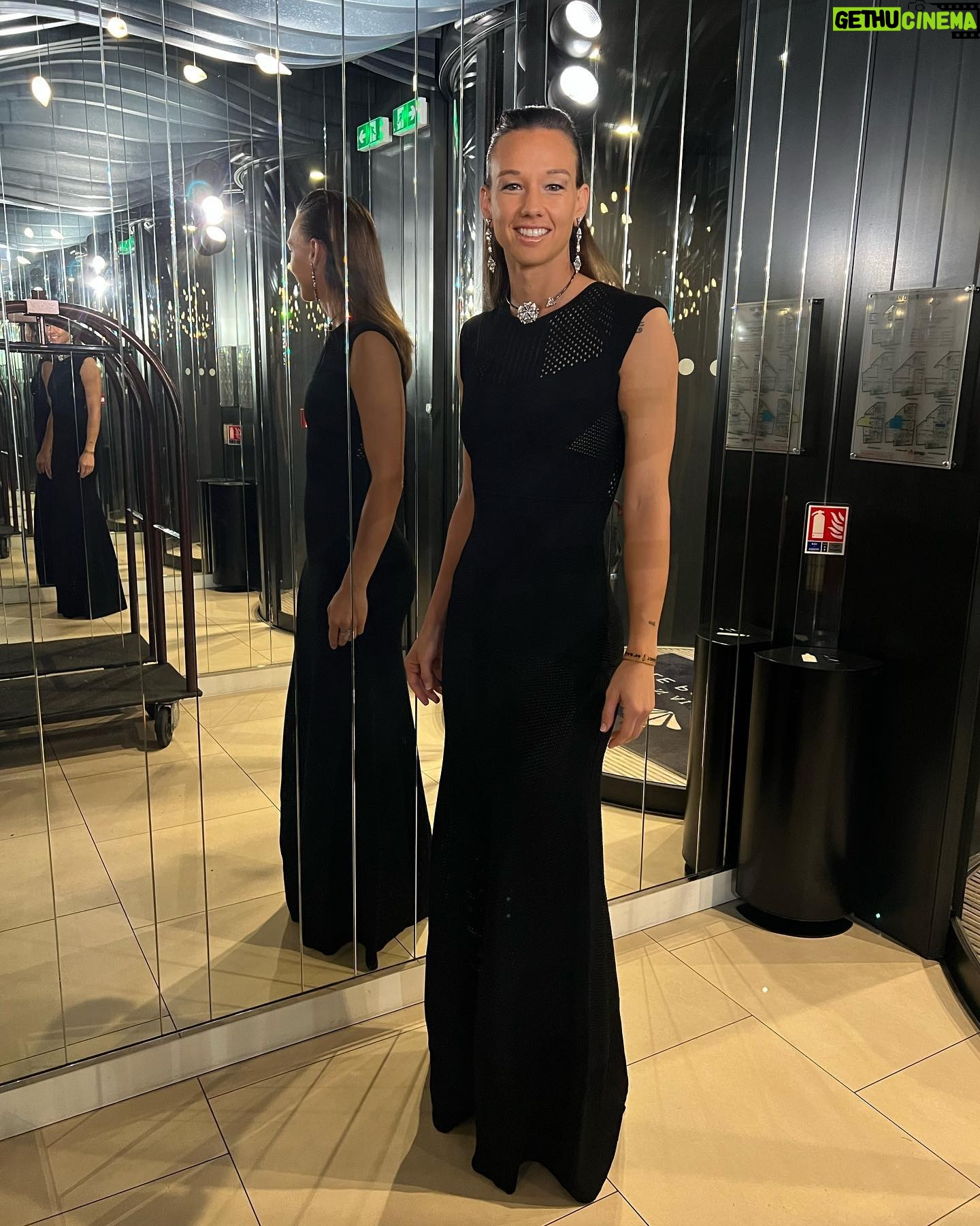 Christiane Endler - 74.4K Likes - Buenas noches ✨Felíz de haber participado de esta fiesta @francefootball
Quiero agradecer especialmente a @pizarroctavio gran diseñador Chileno, por vestirme hoy, me sentí como una reina! También a @philippeferrandis por los accesorios!
Y obvio al de siempre @edgarmerino19 por acompañarme! Volveremos el próximo año 😉