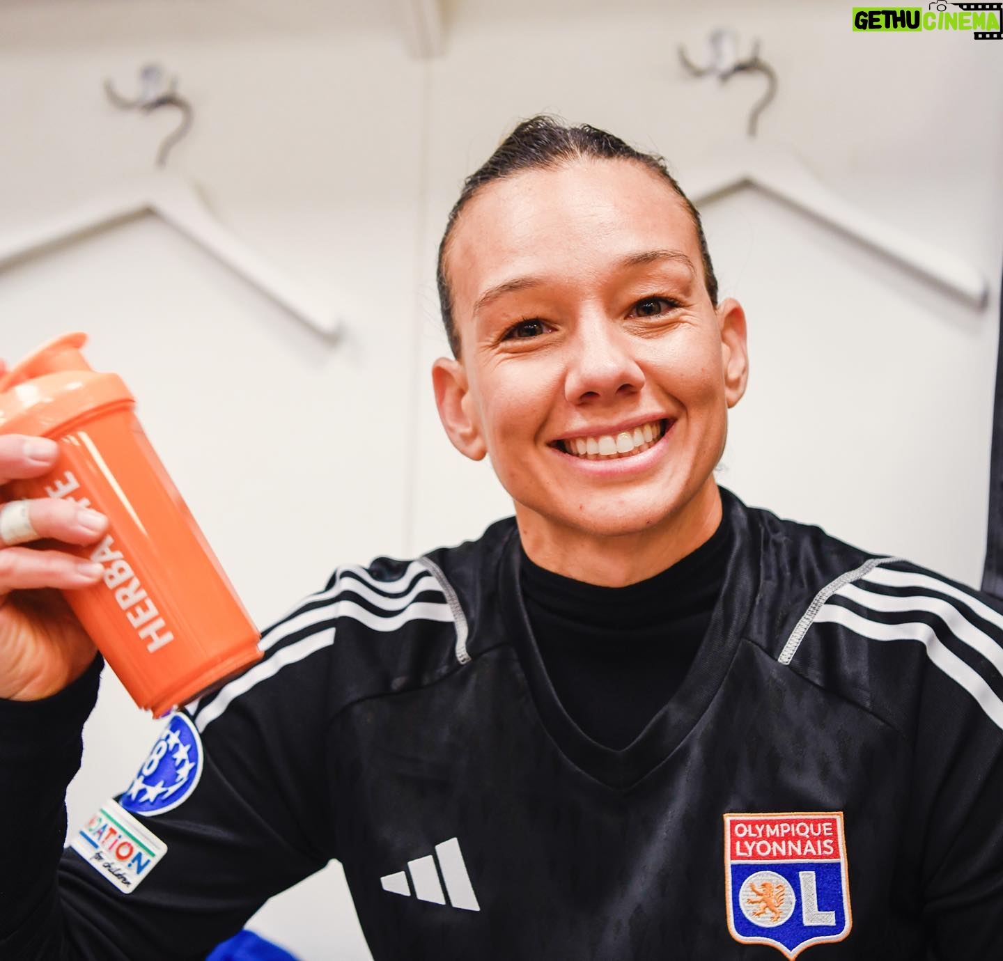 Christiane Endler Instagram - Great team work in the first game of @wchampionsleague 3 ☑️ clean sheet ☑️ Allez @olfeminin 🔴🔵