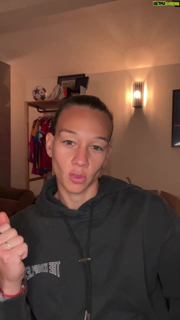 Christiane Endler Instagram - Les dejamos el video del concurso en vivo que hicimos junto a @suiz_med y @drhermann.zbinden felicidades al ganador y nos vemos pronto de nuevo! Un abrazo 🥰