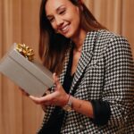 Christiane Endler Instagram – La Navidad nos trae recuerdos increíbles y la oportunidad de crear otros aún mejores✨ Porque pasarlo con amigos, familia y con quienes más quieres le da magia a este gran día❤️ Y tú, ¿qué es lo que más amas de la Navidad?

#CuandoNosJuntamosEsNavidad