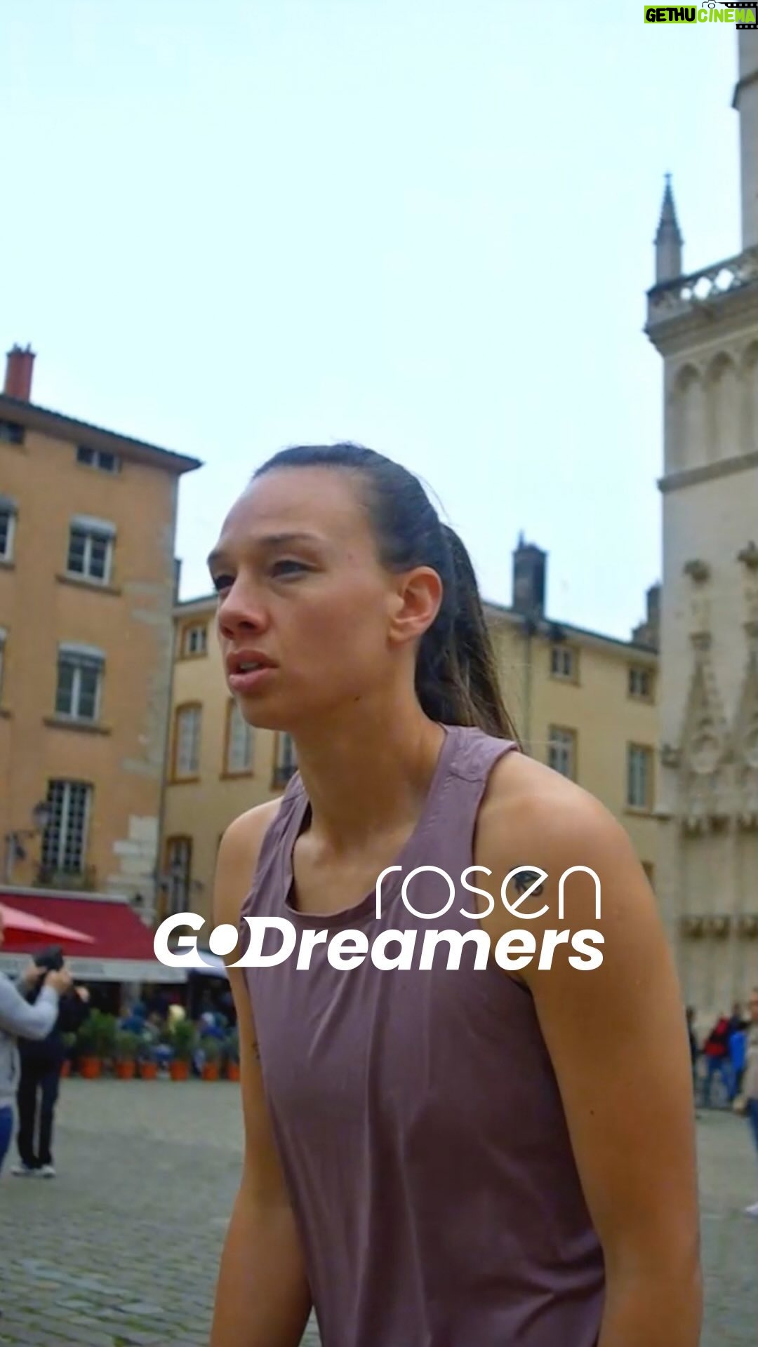 Christiane Endler Instagram - ¿Te has preguntando que hace Tiane para descansar? 😲 En esta cápsula compartimos un extracto de lo que fue una entrevista con ella ¡Revísala y conoce datos únicos de nuestra gran deportista! Porque con Rosen GO DREAMERS, hay cancha para soñar 👊🏻