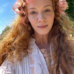 Christina Hendricks Instagram - A little behind the scenes of #buccaneers @appletv #scotland #victorians #edithwharton @immywaterhouse @josietotah @aubribrag @alishaboe @kristine_froseth @guyremmers @simone1kirby @vissey.s @thisadamjames