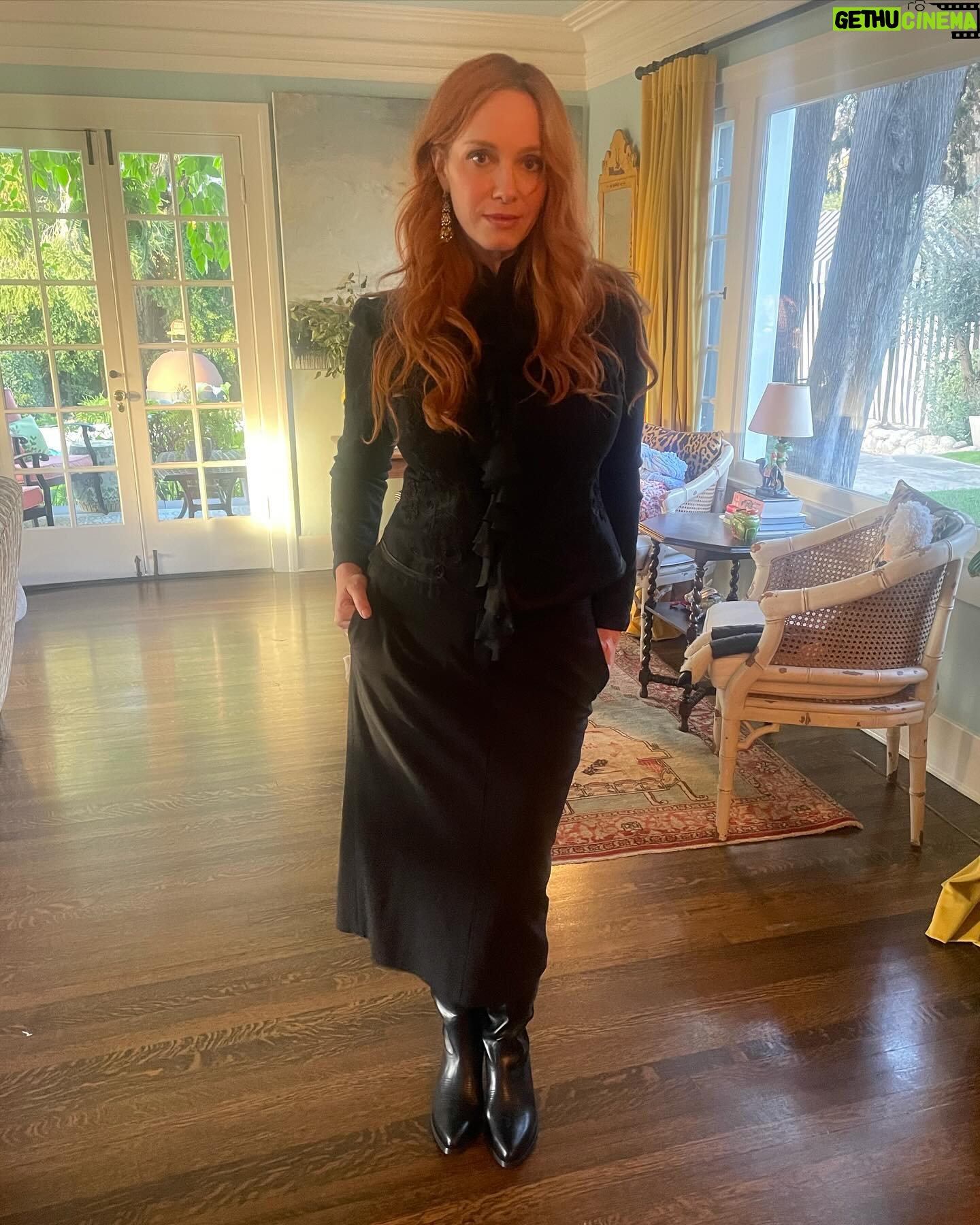 Christina Hendricks Instagram - Week wrap up @theformosa @italiansdoitbetter @desire_musicofficial @thedandywarhols @calla @fondatheatre @partlowofficial #victoriannecklace