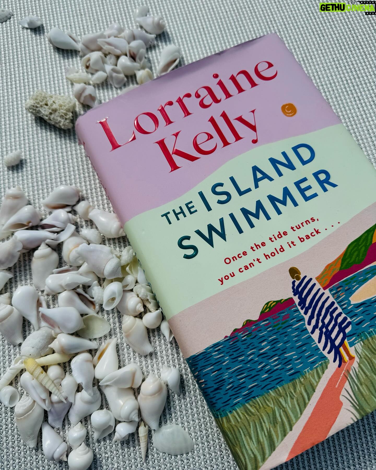 Christine Lampard Instagram - Diving in! @lorrainekellysmith #theislandswimmer 💖