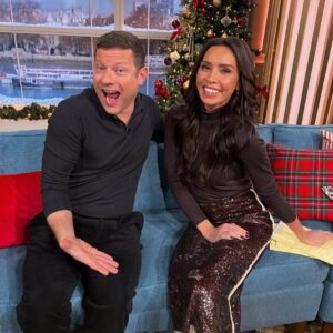 Christine Lampard Instagram - Thank you for having me @thismorning and thank you @dermotoleary for looking after me 🌲🥰 top from @reserved skirt @zara