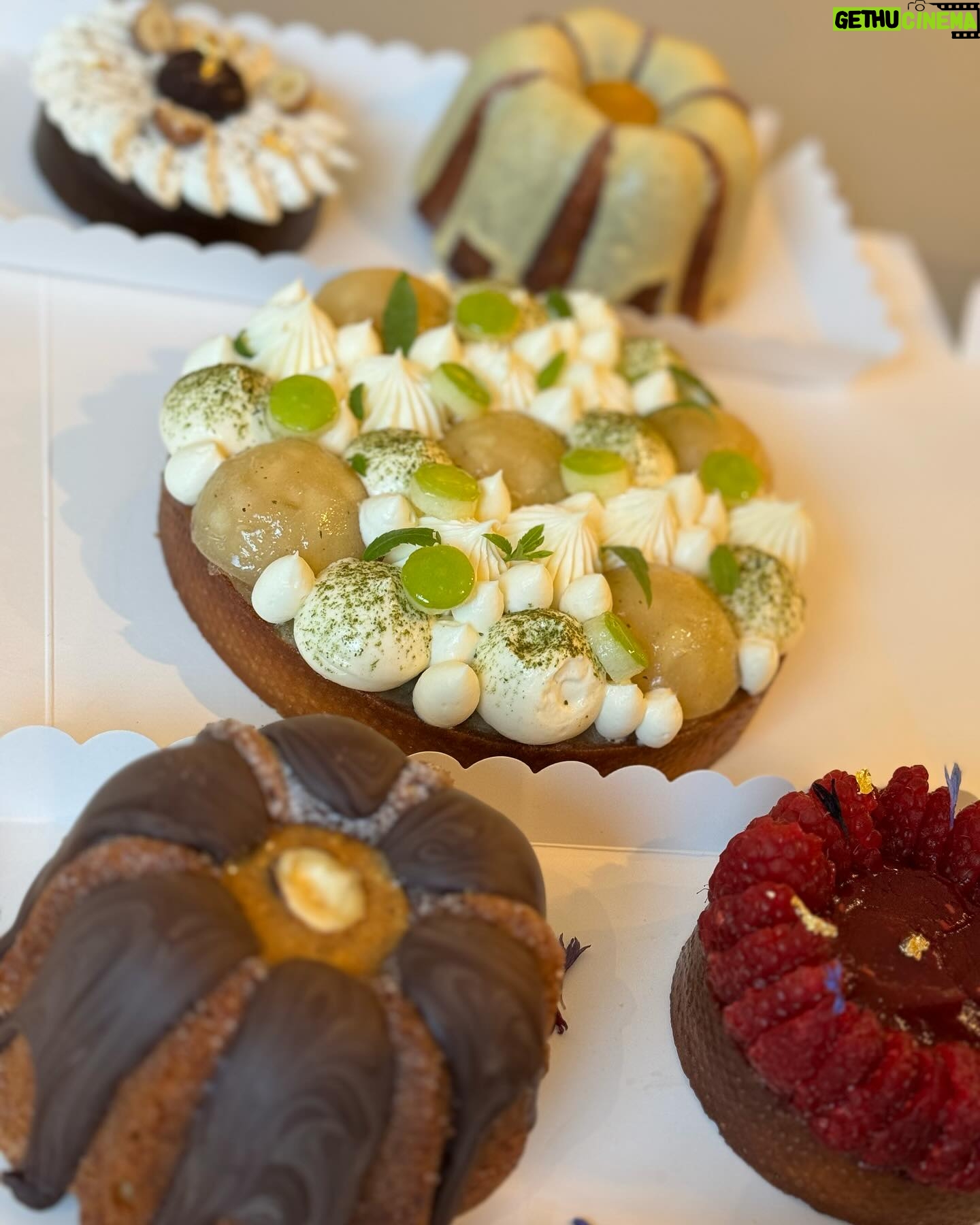 Christine Lampard Instagram - My favourite kind of delivery! This is the delicious work from my very talented friend @kenza_bonnier You’re a patisserie perfectionist 🍰 🙌