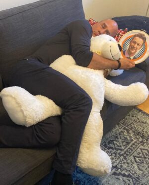 Christopher Meloni Instagram - In the old haunts just
1 filming
2 snuggling
3 hangin with OGs #SVU #OC @therealmariskahargitay @nbc @wolfentertainment