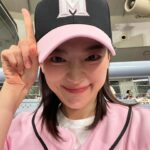 Chun Woo-hee Instagram - 최강야구 시즌3 첫직관 시구자로 초대해주셔서 영광이었습니다 도와주신 정의윤, 신재영 선수님 감사드려요:) 그리고 정말 뵙고싶었던 김성근 감독님 🫶🏻🫶🏻 존경합니다 건강하세요 (감독님께 칭찬받았다🙊) 앞으로도 응원하겠습니다! 최강야구 화이팅🙌🏻🙌🏻 최강몬스터즈 화이팅🙌🏻🙌🏻 다음에 한번 더 기회가 있다면…스파이크화 신고 갈거야…