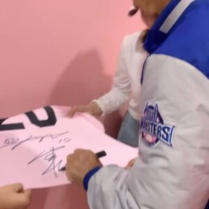 Chun Woo-hee Instagram - 최강야구 시즌3 
첫직관 시구자로 초대해주셔서 영광이었습니다
도와주신 정의윤, 신재영 선수님 감사드려요:)
그리고 정말 뵙고싶었던 김성근 감독님 🫶🏻🫶🏻
존경합니다 건강하세요 (감독님께 칭찬받았다🙊)
앞으로도 응원하겠습니다!
최강야구 화이팅🙌🏻🙌🏻 최강몬스터즈 화이팅🙌🏻🙌🏻

다음에 한번 더 기회가 있다면…스파이크화 신고 갈거야…