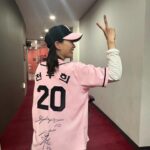 Chun Woo-hee Instagram - 최강야구 시즌3 첫직관 시구자로 초대해주셔서 영광이었습니다 도와주신 정의윤, 신재영 선수님 감사드려요:) 그리고 정말 뵙고싶었던 김성근 감독님 🫶🏻🫶🏻 존경합니다 건강하세요 (감독님께 칭찬받았다🙊) 앞으로도 응원하겠습니다! 최강야구 화이팅🙌🏻🙌🏻 최강몬스터즈 화이팅🙌🏻🙌🏻 다음에 한번 더 기회가 있다면…스파이크화 신고 갈거야…