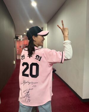 Chun Woo-hee Instagram - 최강야구 시즌3 
첫직관 시구자로 초대해주셔서 영광이었습니다
도와주신 정의윤, 신재영 선수님 감사드려요:)
그리고 정말 뵙고싶었던 김성근 감독님 🫶🏻🫶🏻
존경합니다 건강하세요 (감독님께 칭찬받았다🙊)
앞으로도 응원하겠습니다!
최강야구 화이팅🙌🏻🙌🏻 최강몬스터즈 화이팅🙌🏻🙌🏻

다음에 한번 더 기회가 있다면…스파이크화 신고 갈거야…