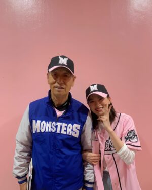 Chun Woo-hee Instagram - 최강야구 시즌3 
첫직관 시구자로 초대해주셔서 영광이었습니다
도와주신 정의윤, 신재영 선수님 감사드려요:)
그리고 정말 뵙고싶었던 김성근 감독님 🫶🏻🫶🏻
존경합니다 건강하세요 (감독님께 칭찬받았다🙊)
앞으로도 응원하겠습니다!
최강야구 화이팅🙌🏻🙌🏻 최강몬스터즈 화이팅🙌🏻🙌🏻

다음에 한번 더 기회가 있다면…스파이크화 신고 갈거야…