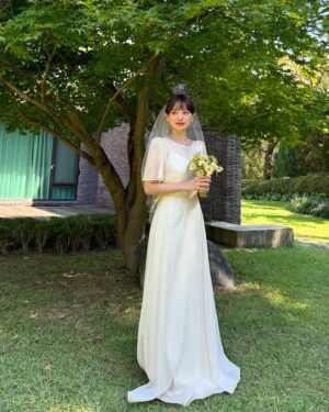 Chun Woo-hee Instagram - 오늘밤 6부🤵👰‍♀️
꼭 만나요✨💐

#히어로는아닙니다만