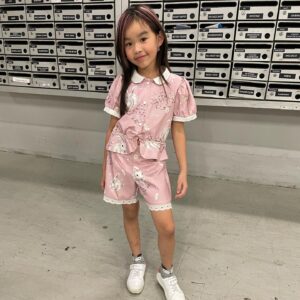 Chutima Teepanat Instagram - @baby_pipim มาตามล่าแพนเค้กรูปการ์ตูนค่ะ🤣

hair @aiya_beauty_cafe 
outfit @littlefairykid 
sneaker @blocb_official