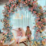 Chutima Teepanat Instagram - เด็กๆฟินมากคร๊าบ เล่นน้ำทั้งวัน 💦🌊 ทานชอคโกแลตฟองดูเพลินเลยค่ะ @laminierapattaya 🏠La Miniera Pool Villas Pattaya เราเป็นรีสอร์ทเดียวในประเทศไทยที่มีสระว่ายน้ำโอโซนส่วนตัวภายในทุกวิลล่า 💎ปลอดสารเคมี ปลอดคลอรีน ไร้สารก่อมะเร็ง ผิวแพ้ง่าย คนท้อง สัตว์เลี้ยงเล่นได้สบาย ไม่ระคายเคืองผิว ไม่แสบตา 💎ใส สะอาด มีประสิทธิภาพในการฆ่าเชื้อมากกว่าคลอรีน 50 เท่า ใช้เทคโนโลยีเดียวกันกับอุตสาหกรรมน้ำดื่ม 💎เปลี่ยนจากน้ำที่เต็มไปด้วยสารเคมี แบคทีเรีย ช่วยเพิ่มน้ำสะอาดในระบบนิเวศเมื่อปล่อยน้ำทิ้ง 💎เป็นสระน้ำอุ่น รักษ์โลก sync กับเครื่องปรับอากาศ ยิ่งเปิดแอร์เย็น น้ำยิ่งอุ่น ระบบออโต้ ใช้พลังงานความร้อนจากแอร์มา reuse 💎น้ำอุ่น เหมาะกับการแช่ตัวช่วยผ่อนคลายความเมื่อยล้า 💎เป็นสระแบบ indoor อยู่แค่ปลายเตียง ไม่ต้องกลัวแดด มีความเป็นส่วนตัว สามารถ skinny dip ได้ #PassionAlive #LaMinieraPoolVillasPattaya #LaMinieraHappening #ZaffiroRestaurant #TopazioLoungeBar #OpaleSwimupBar #SmallLuxuryHotels #PoolVillaPattaya #Luxurypoolvilla