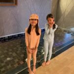 Chutima Teepanat Instagram - เด็กๆฟินมากคร๊าบ เล่นน้ำทั้งวัน 💦🌊 ทานชอคโกแลตฟองดูเพลินเลยค่ะ @laminierapattaya 🏠La Miniera Pool Villas Pattaya เราเป็นรีสอร์ทเดียวในประเทศไทยที่มีสระว่ายน้ำโอโซนส่วนตัวภายในทุกวิลล่า 💎ปลอดสารเคมี ปลอดคลอรีน ไร้สารก่อมะเร็ง ผิวแพ้ง่าย คนท้อง สัตว์เลี้ยงเล่นได้สบาย ไม่ระคายเคืองผิว ไม่แสบตา 💎ใส สะอาด มีประสิทธิภาพในการฆ่าเชื้อมากกว่าคลอรีน 50 เท่า ใช้เทคโนโลยีเดียวกันกับอุตสาหกรรมน้ำดื่ม 💎เปลี่ยนจากน้ำที่เต็มไปด้วยสารเคมี แบคทีเรีย ช่วยเพิ่มน้ำสะอาดในระบบนิเวศเมื่อปล่อยน้ำทิ้ง 💎เป็นสระน้ำอุ่น รักษ์โลก sync กับเครื่องปรับอากาศ ยิ่งเปิดแอร์เย็น น้ำยิ่งอุ่น ระบบออโต้ ใช้พลังงานความร้อนจากแอร์มา reuse 💎น้ำอุ่น เหมาะกับการแช่ตัวช่วยผ่อนคลายความเมื่อยล้า 💎เป็นสระแบบ indoor อยู่แค่ปลายเตียง ไม่ต้องกลัวแดด มีความเป็นส่วนตัว สามารถ skinny dip ได้ #PassionAlive #LaMinieraPoolVillasPattaya #LaMinieraHappening #ZaffiroRestaurant #TopazioLoungeBar #OpaleSwimupBar #SmallLuxuryHotels #PoolVillaPattaya #Luxurypoolvilla