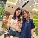 Chutima Teepanat Instagram - เด็กๆฟินมากคร๊าบ เล่นน้ำทั้งวัน 💦🌊 ทานชอคโกแลตฟองดูเพลินเลยค่ะ @laminierapattaya 🏠La Miniera Pool Villas Pattaya เราเป็นรีสอร์ทเดียวในประเทศไทยที่มีสระว่ายน้ำโอโซนส่วนตัวภายในทุกวิลล่า 💎ปลอดสารเคมี ปลอดคลอรีน ไร้สารก่อมะเร็ง ผิวแพ้ง่าย คนท้อง สัตว์เลี้ยงเล่นได้สบาย ไม่ระคายเคืองผิว ไม่แสบตา 💎ใส สะอาด มีประสิทธิภาพในการฆ่าเชื้อมากกว่าคลอรีน 50 เท่า ใช้เทคโนโลยีเดียวกันกับอุตสาหกรรมน้ำดื่ม 💎เปลี่ยนจากน้ำที่เต็มไปด้วยสารเคมี แบคทีเรีย ช่วยเพิ่มน้ำสะอาดในระบบนิเวศเมื่อปล่อยน้ำทิ้ง 💎เป็นสระน้ำอุ่น รักษ์โลก sync กับเครื่องปรับอากาศ ยิ่งเปิดแอร์เย็น น้ำยิ่งอุ่น ระบบออโต้ ใช้พลังงานความร้อนจากแอร์มา reuse 💎น้ำอุ่น เหมาะกับการแช่ตัวช่วยผ่อนคลายความเมื่อยล้า 💎เป็นสระแบบ indoor อยู่แค่ปลายเตียง ไม่ต้องกลัวแดด มีความเป็นส่วนตัว สามารถ skinny dip ได้ #PassionAlive #LaMinieraPoolVillasPattaya #LaMinieraHappening #ZaffiroRestaurant #TopazioLoungeBar #OpaleSwimupBar #SmallLuxuryHotels #PoolVillaPattaya #Luxurypoolvilla