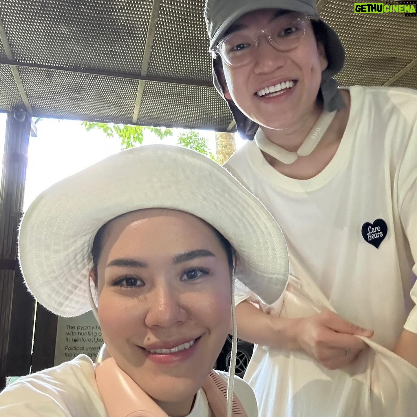Chutima Teepanat Instagram - แบรนด์ของเรา @carebears.x.tye.chutima เป็น uni-sex นะคะ รู้ยัง!?🤣 (กางเกงคุณผู้ชายก็ใส่ได้นะคะ) ขอบคุณคู่รักเกาหลีที่จัดชุดไปใส่ด้วยกัน แล้วถ่ายรูปส่งมาให้ดู น่ารักจังเล้ยยยย ♥️