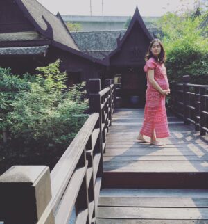 Chutima Teepanat Instagram - ยังคงวันเด็ก(in my tummy)ไม่จบ😂  ตอนนั้นท้องพิพิมแล้วอยากรู้ว่าคนสมัยก่อนเวลาท้องเค้าแต่งตัวกันยังไง🤣