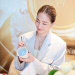 Chutima Teepanat Instagram - @Guerlain เนรมิต Guerlain Apartment สุดหรูครั้งแรกในเมืองไทย เปิดตัวนวัตกรรมฟื้นบำรุง & เพิ่มความสว่างให้โทนสีผิว ด้วยชีววิทยาควอนตัม ผสานคุณค่าของกล้วยไม้ Gold Nobile ณ ห้อง The Bill Kimpton Suite รร. Kimpton Maa-lai .. Orchidée Impériale Gold Nobile Serum & Cream คู่ผลิตภัณฑ์เลอค่า พัฒนาสูตรจากสถาบันวิจัย Orchidarium® วิทยาการ Gold QuantumTM Technology นำความมหัศจรรย์ของโมเลกุลโกลด์โนบิเลมาสกัด เพื่อฟื้นบำรุง ยกกระชับ ยืดอายุเซลล์ผิว พร้อมปรับโทนสีผิวให้ดูสว่างขึ้นกับผลลัพธ์ที่ชัดเจนรู้สึกได้ถึงการเปลี่ยนแปลง .. 📍สัมผัสความหรูหราได้ที่ เคาน์เตอร์ Guerlain พารากอน ชิดลม ลาดพร้าว & เอ็มโพเรียม .. #Guerlainthailand #Guerlainapartment #OrchideeImperialegoldnobile Outfit : @sarin.official Hair : @aiya_beauty_cafe Make-up : แต่งหน้าเองค๊าบ - @aiya_beauty_cafe กรีด eyeliner ให้🤣