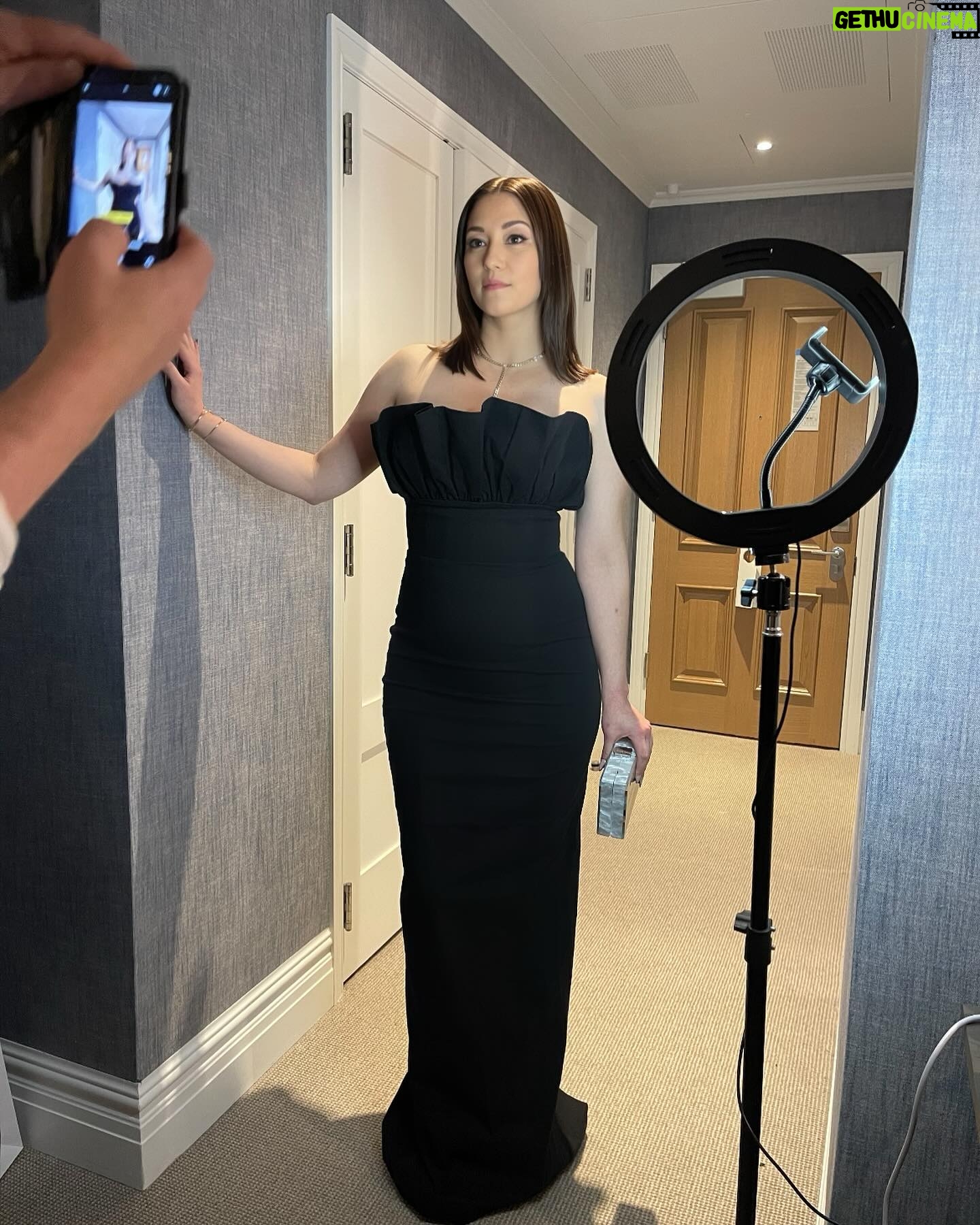 Chyler Leigh Instagram - Thank you so much for the invite @lancomeofficial x @vanityfair, I always love being in a New York State of mind. Stylist: @langy Makeup: @patrice.boudreau Hair: @harleybeman Dress: @saulee Jewelry: @nickhorey Heels: @louboutinworld #TheWayHome