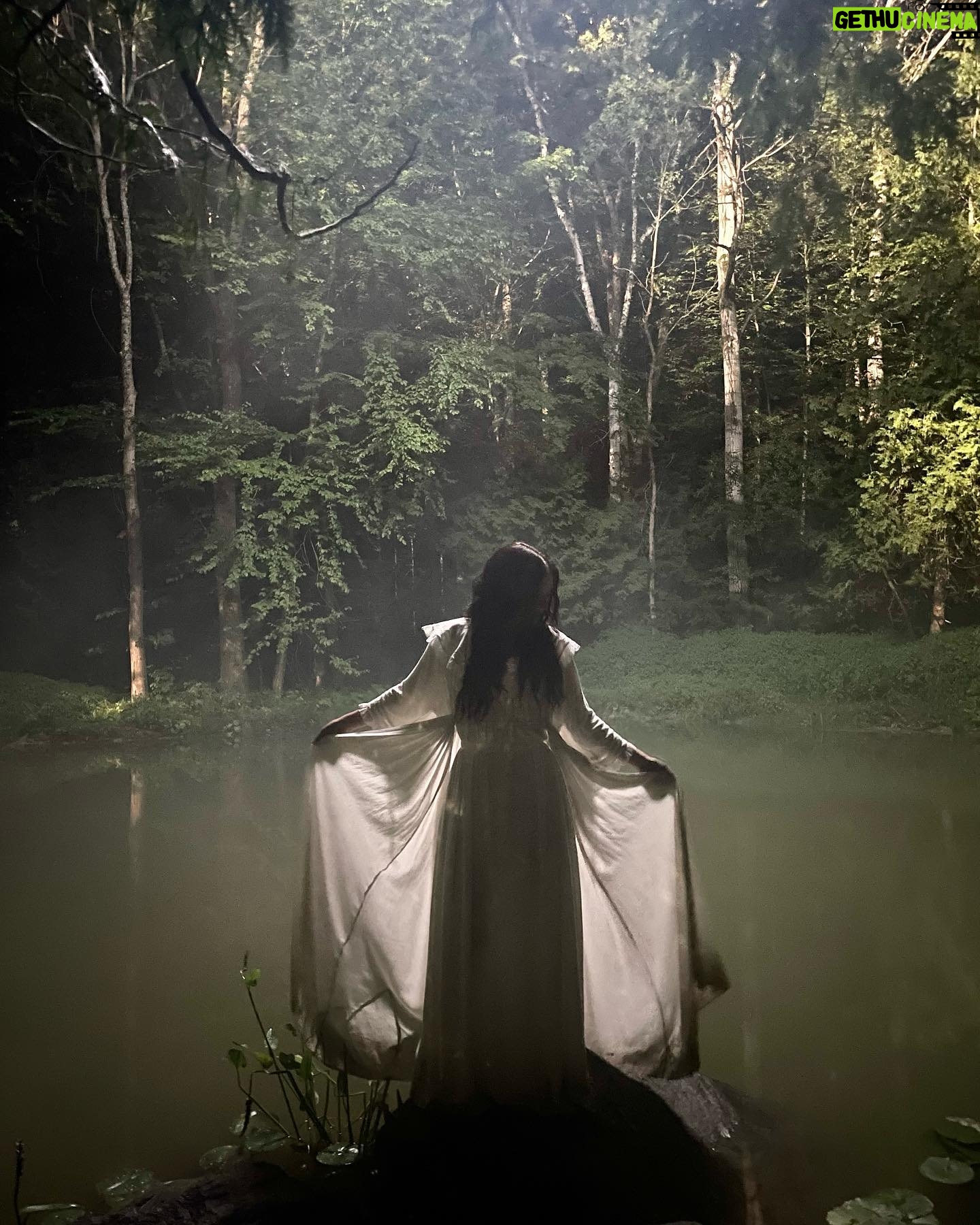 Chyler Leigh Instagram - #tbt to that time I played a #witch on #TheWayHome … 🔮… more #bts to come 😘 @hallmarkchannel @thewayhomehallmarkchannel