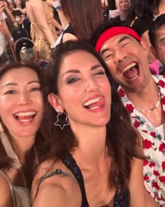 Cindy Sirinya Bishop Instagram - Flew into SG for Taylor!! What an epic performance and what a queen 💪🏼 Thank you my lovelies @pam_phorn & @woodytalk for an incredible whirlwind experience! #erastour #taylorswift #impromptutrip