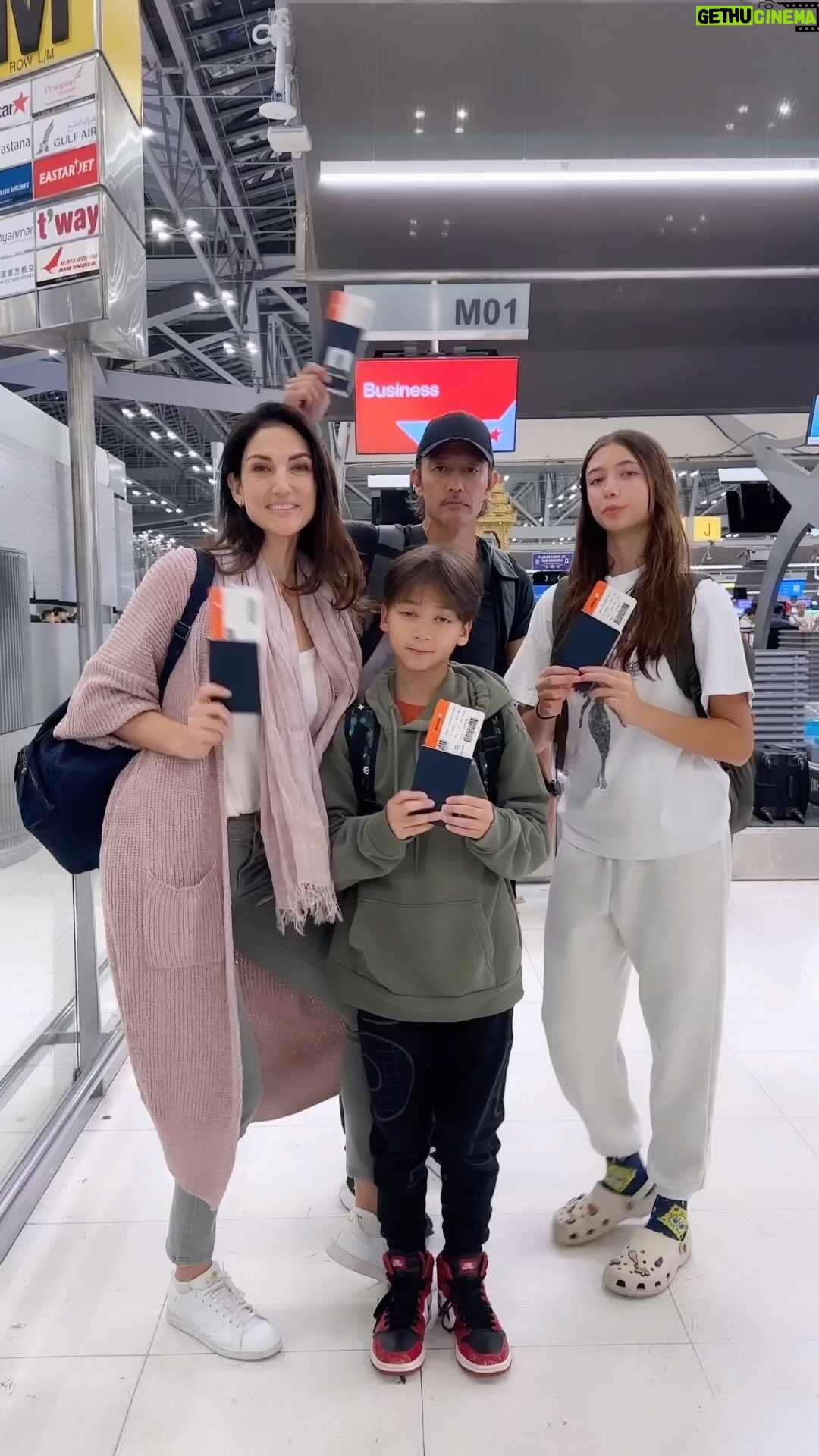Cindy Sirinya Bishop Instagram - Travel the way you like! ✈️ with @jetstaraustralia ที่ได้รับการโหวตให้เป็น low-cost carrier ที่ปลอดภัยที่สุดและมี direct service BKK - MEL อาทิตย์ละสาม flight เดินทางสะดวกสบายด้วย pre-order meals, in-flight entertainment, up-front seats, checked baggage. ได้รับการดูแลอย่างดีตลอดทั้งไฟลท์กับ cabin crew ทีน่ารักทุกคน 🥰 แถมยังมี #PriceBeatGuarantee* ราคาดีกว่าทุกที่แน่นอน! รออะไรกันอยู่ล่ะคะ ไปเที่ยว #melbourne กับ #jetstaraustralia กันค่ะ 🧡🧡🧡 *Price Beat Guarantee applies for eligible and compatible third party sites. It is not available on Jetstar’s South Korea, Philippines, Vietnam or Sri Lanka websites. Other T&Cs apply. #familytrip #familyholiday #bishopsonthego #bishopsinmelbourne