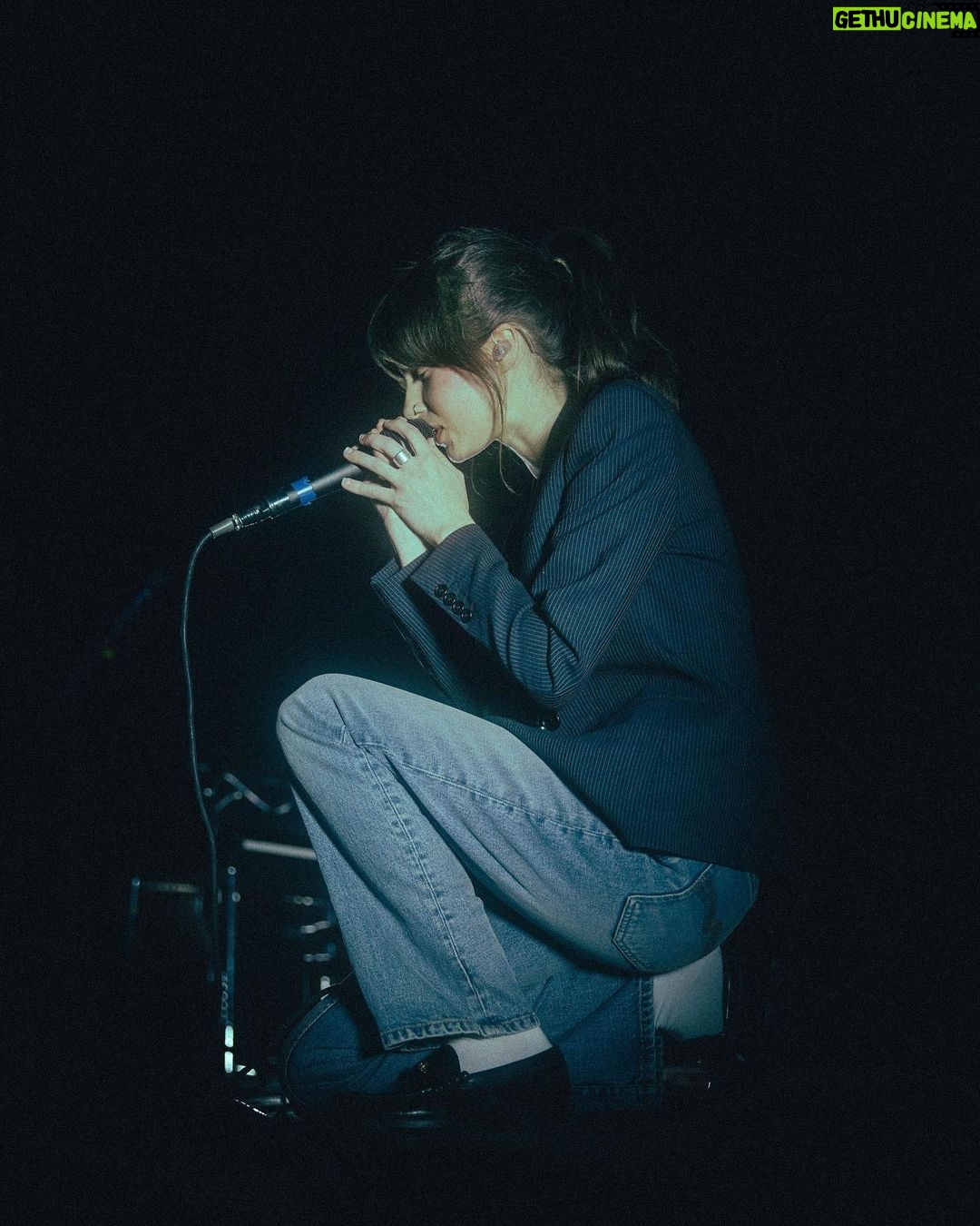 Clairo Instagram - sling tour captured by @gabriellahughes 🛋
