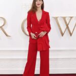 Clara Alonso Instagram - De rojo para la premiere mundial de #TheCrown en Londres💥 2. Un resúmen del evento. Lo que me gustó fue ver los vestuarios/arte de la serie en vivo. 5. Si hubiese nacido en Inglaterra 7 años después, quizás podría haber hecho de Kate Middleton, ¿no? Gracias @chenetflix y @netflixlat por este viaje de película. "The crown" por siempre en mi corazón.