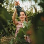 Clara Alonso Instagram - Un regalo. Viajar a Valle de Uco, Mendoza, a disfrutar de los pequeños placeres. Un rico vino, un atardecer en la montaña, comida casera, nuevos amigos, charlas inspiradoras. Un fogón y un concierto acústico, guiar una meditación para los demás, una pausa a la calma y al disfrute. Gracias @lacelia.arg por este viaje inolvidable. Gracias por traernos a conocer el corazón de sus vinos. Chin chin♡