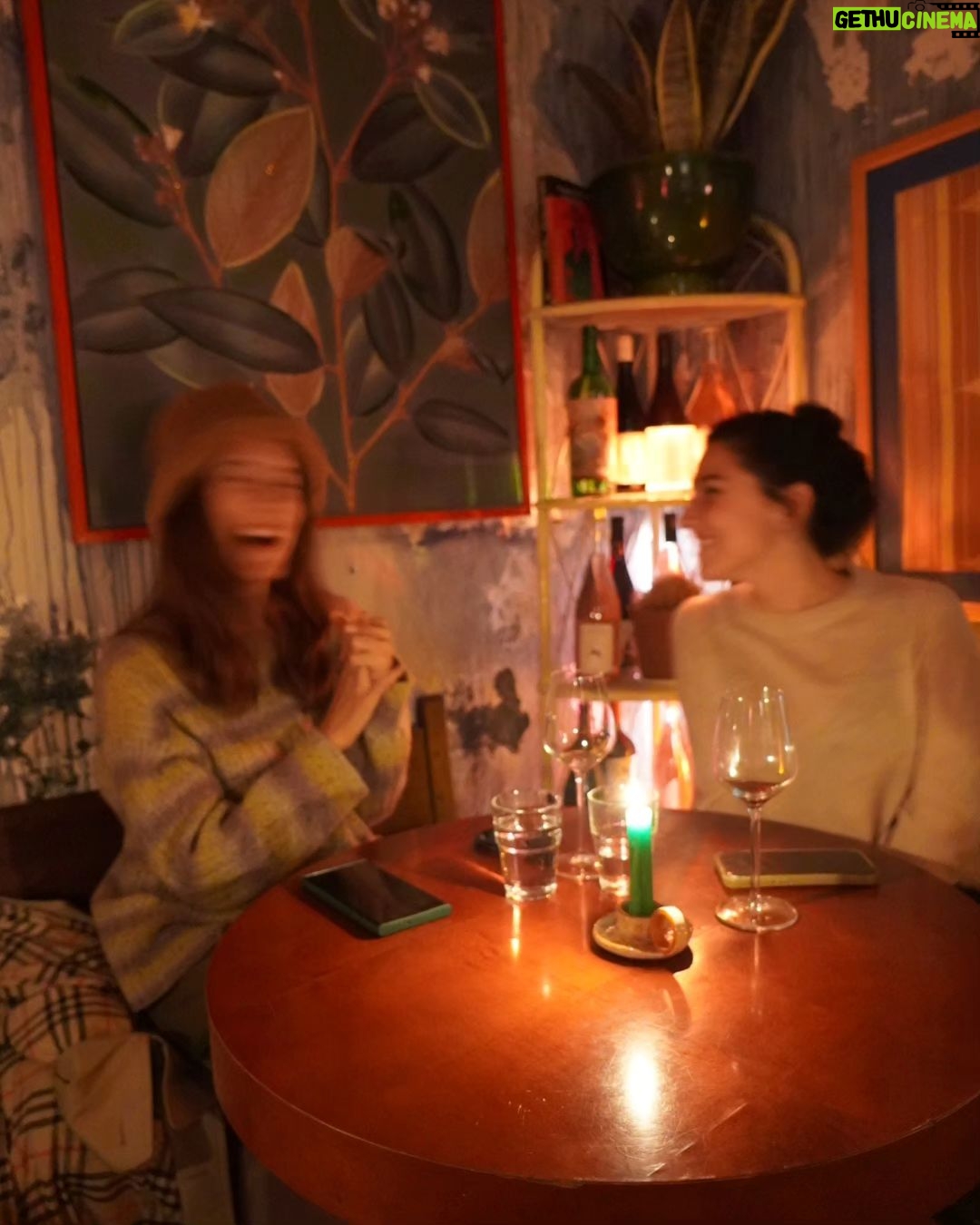 Clara Alonso - 16.9K Likes - Siempre celebrando nuestra amistad❤️
¡Y van 12 años! Que locura el paso del tiempo. Parece ayer cuando haciamos las primeras cenitas en Buenos Aires después de filmar. Chin chin x la amistad