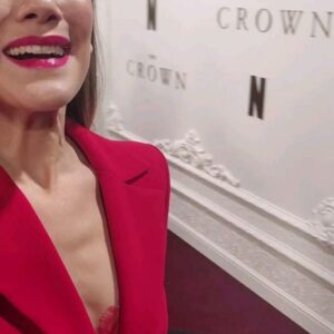 Clara Alonso Instagram - De rojo para la premiere mundial de #TheCrown en Londres💥 2. Un resúmen del evento. Lo que me gustó fue ver los vestuarios/arte de la serie en vivo. 5. Si hubiese nacido en Inglaterra 7 años después, quizás podría haber hecho de Kate Middleton, ¿no? Gracias @chenetflix y @netflixlat por este viaje de película. 