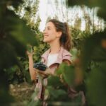 Clara Alonso Instagram - Un regalo. Viajar a Valle de Uco, Mendoza, a disfrutar de los pequeños placeres. Un rico vino, un atardecer en la montaña, comida casera, nuevos amigos, charlas inspiradoras. Un fogón y un concierto acústico, guiar una meditación para los demás, una pausa a la calma y al disfrute. Gracias @lacelia.arg por este viaje inolvidable. Gracias por traernos a conocer el corazón de sus vinos. Chin chin♡