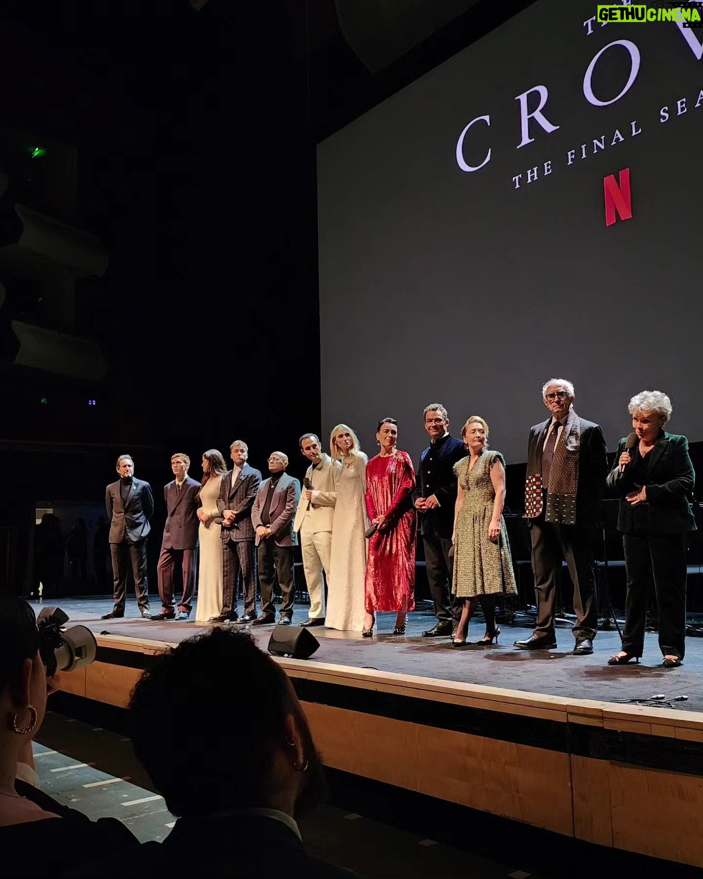 Clara Alonso Instagram - The Crown es una de mis series favoritas de todos los tiempos por sus guiones, la excelencia de como se realizó, sus actuaciones brillantes. Una serie que me acompañó los últimos años de mi vida... ¿a quién más? ¿Cuáles son son sus personajes o temporada favorita? ¿qué les hizo sentir? Que regalo haber viajado a Londres a la premiere de la última temporada de #TheCrown . Gracias @chenetflix @netflixlat por este viaje inolvidable. Y ya saben el 14/12 se estrenan los capítulos finales (que sin spoilear.. son INCREIBLES) @netflixuk @thecrownnetflix Mi look @redondobrand @lodishoes @ebraestudio