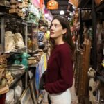 Clara Alonso Instagram - De quienes habrán sido esos objetos, cuantas historias tendrán. Además de alergia, los anticuarios me producen curiosidad, y deseo. Creo que me hubiese llevado varias lámparas, y algunas copas, y floreros. No me llevé nada. Seguro vaya a volver. Que tengan un lindo domingo♡