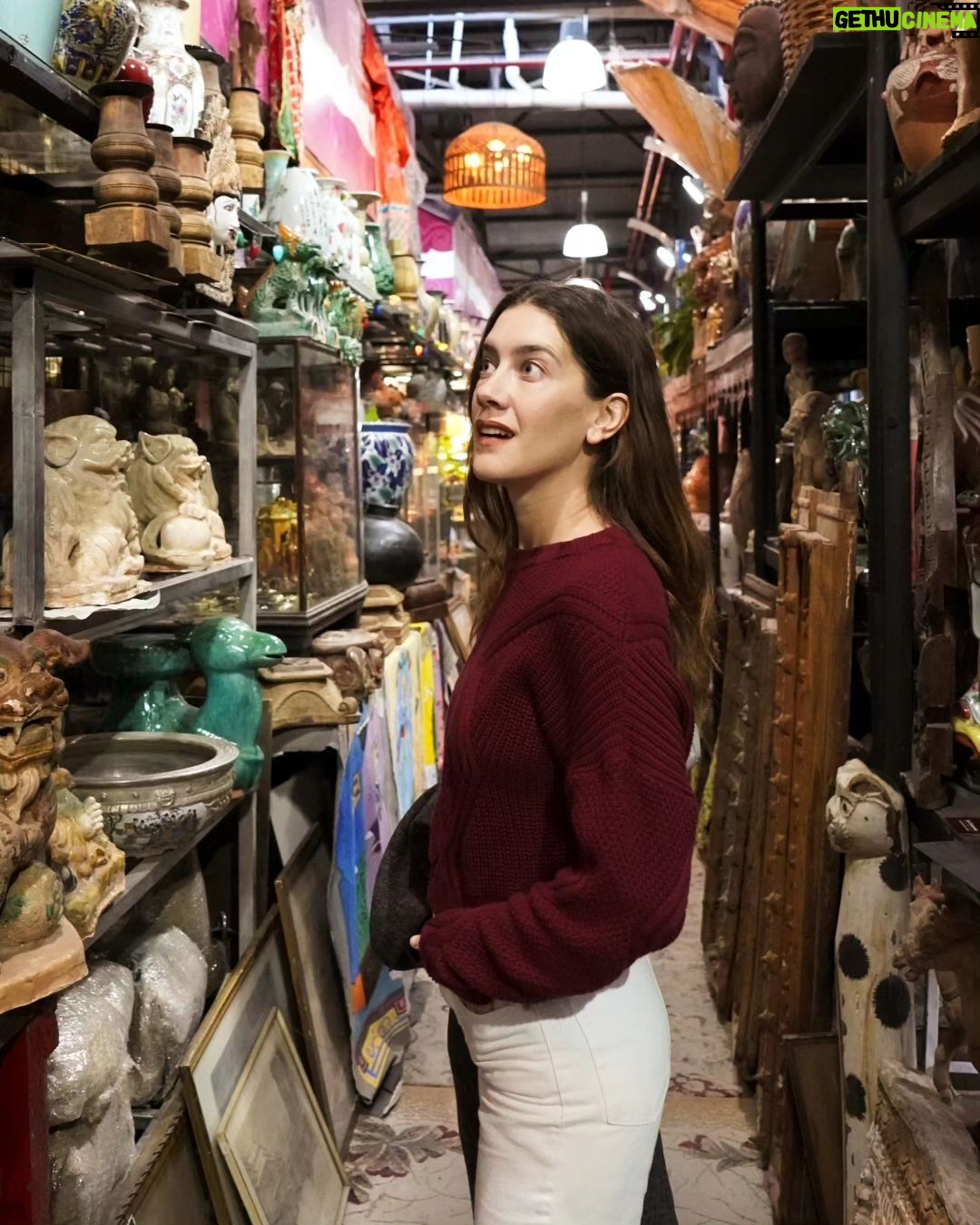 Clara Alonso Instagram - De quienes habrán sido esos objetos, cuantas historias tendrán. Además de alergia, los anticuarios me producen curiosidad, y deseo. Creo que me hubiese llevado varias lámparas, y algunas copas, y floreros. No me llevé nada. Seguro vaya a volver. Que tengan un lindo domingo♡