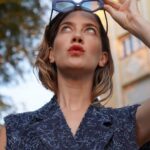 Clara Alonso Instagram – Azul. Y Septiembre. Ya septiembre. Cuando menos queremos, el tiempo pasa volando, como las horas. La mañana no pasa, y de repente son las 18.50. 

¿Cómo es tan relativo el tiempo? ¿Es una sensación? pero siendo algo tan exacto, ¿cómo puede variar tanto bajo nuestra mirada?