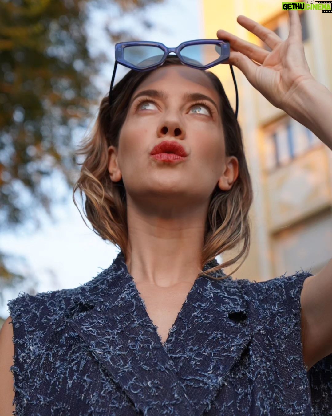 Clara Alonso Instagram - Azul. Y Septiembre. Ya septiembre. Cuando menos queremos, el tiempo pasa volando, como las horas. La mañana no pasa, y de repente son las 18.50. ¿Cómo es tan relativo el tiempo? ¿Es una sensación? pero siendo algo tan exacto, ¿cómo puede variar tanto bajo nuestra mirada?