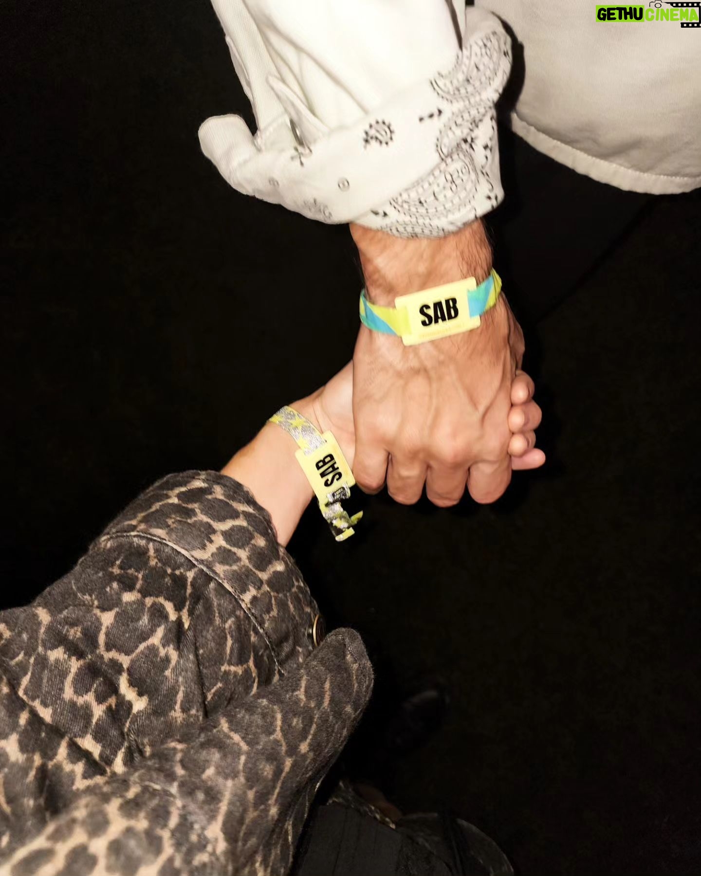 Clara Alonso Instagram - Sam Smith i love you por siempre. Verte en vivo en el Lolla fue 🥵 Amo la música, amo lo que la música genera en las personas. Amo abrirme a la experiencia compartirda de los conciertos. Noche inolvidable♡ Gracias Ro♡