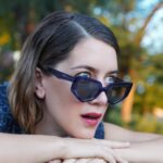 Clara Alonso Instagram – Azul. Y Septiembre. Ya septiembre. Cuando menos queremos, el tiempo pasa volando, como las horas. La mañana no pasa, y de repente son las 18.50. 

¿Cómo es tan relativo el tiempo? ¿Es una sensación? pero siendo algo tan exacto, ¿cómo puede variar tanto bajo nuestra mirada?